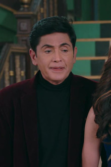 Tarot Reader Lakshmi Arrives at the Resort