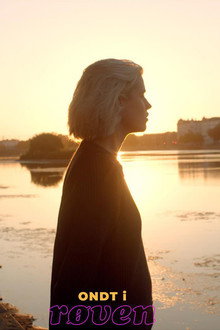 Ondt i røven poster