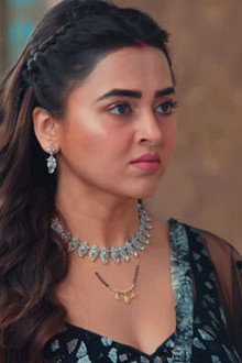 Prathna Catches Ananya