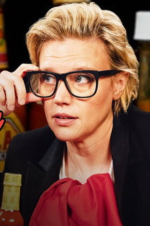 Kate McKinnon Gets Weird While Eating Spicy Wings