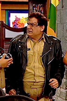 Sapna Meets Raju and Tries to Impress Him