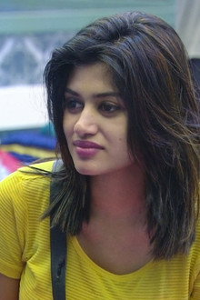 Day 39: Oviya Isolates Herself