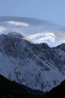 A Deadly Ascent: Life and Death on Mount Everest