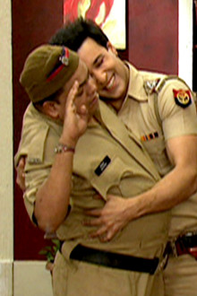 Inspector Ties Up Billu and Gopi