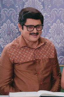 Angoori’s Glasses and the Resort’s New Guest