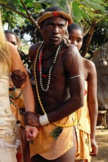 Im Brautkleid durch Afrika