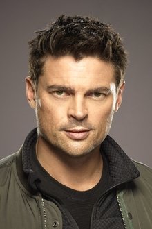 Photo of Karl Urban
