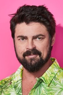 Photo of Karl Urban