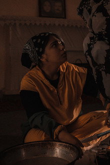 عروس عروسک به دست