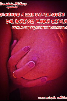 Olhando a Cor da Melodia de Baixo para Cima com a Cabeça Raspada Parada