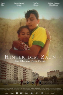 Hinter dem Zaun