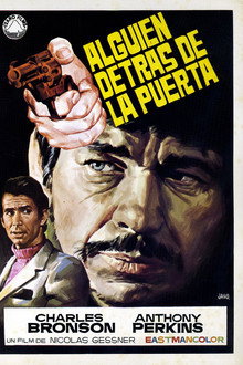 Alguien detrás de la puerta