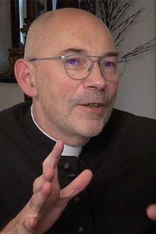 Le Père, le Maire et les Saints