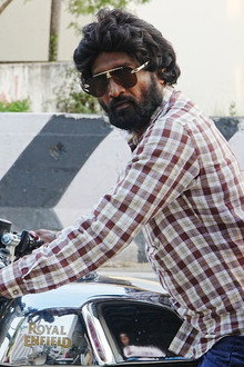 யார்ரா அந்த பையன் நான் தா அந்த பையன்