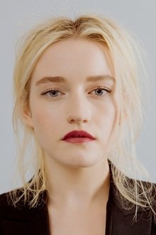 Photo of Julia Garner