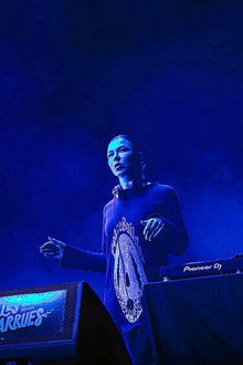 Nina Kraviz en concert aux Vieilles Charrues 2025