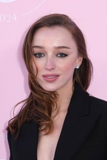 Photo of Phoebe Dynevor