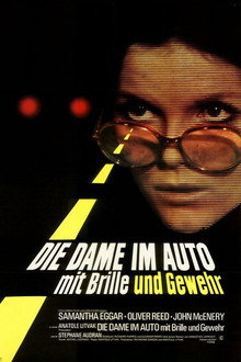 Die Dame im Auto mit Brille und Gewehr