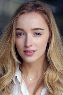 Photo of Phoebe Dynevor