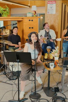 Alessia Cara: Giant Desk Concert