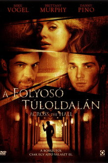 A folyosó túloldalán