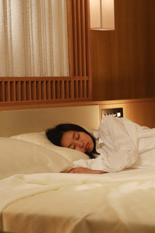 女が眠る時