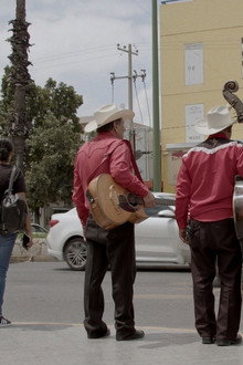 Con cuerdas y acordeón