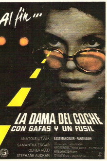 La dama del coche con gafas y un fusil