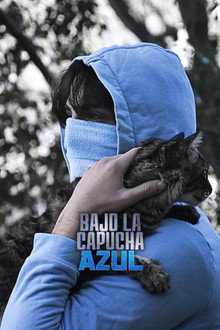 Bajo La Capucha Azul