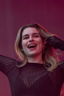 Adèle Castillon en concert aux Vieilles Charrues 2025