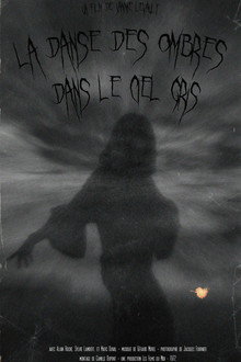 La danse des ombres dans le ciel gris