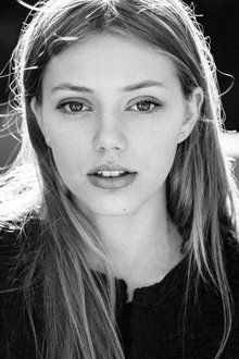 Photo of Grace Van Dien