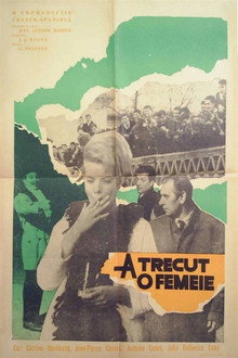 A trecut o femeie