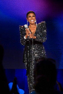 Sommore: Chandelier Fly