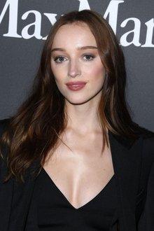 Photo of Phoebe Dynevor