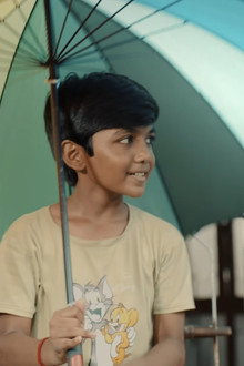 Vaanam Neenthum Kudaai