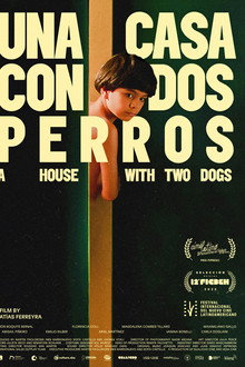Una casa con dos perros
