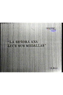 La señora Ana luce sus medallas