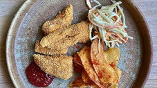 Nuggets poulet, sauce barbecue et chips paprika