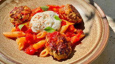 Boulettes tomate basilic, penne, burrata