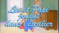 Léo et Popi jouent dans l'escalier
