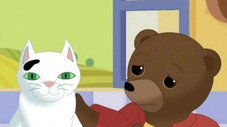 Petit Ours Brun s'amuse avec le chat