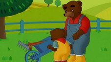 Petit Ours Brun jardine