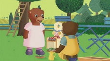 Petit Ours Brun joue à la dinette