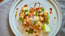 Poulet satay, chou grillé et flan coco