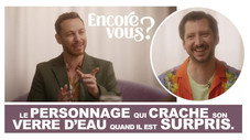 Le personnage qui crache son verre d’eau quand il est surpris