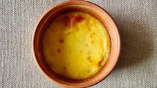 Crème caramel vanille, fève tonka et petits pois à la Française