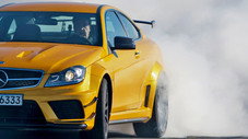 Homme volant contre Skoda