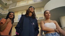 Lundi. "Ça va, les crasseuses ?"