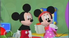 Minnie joue au petit chaperon rouge